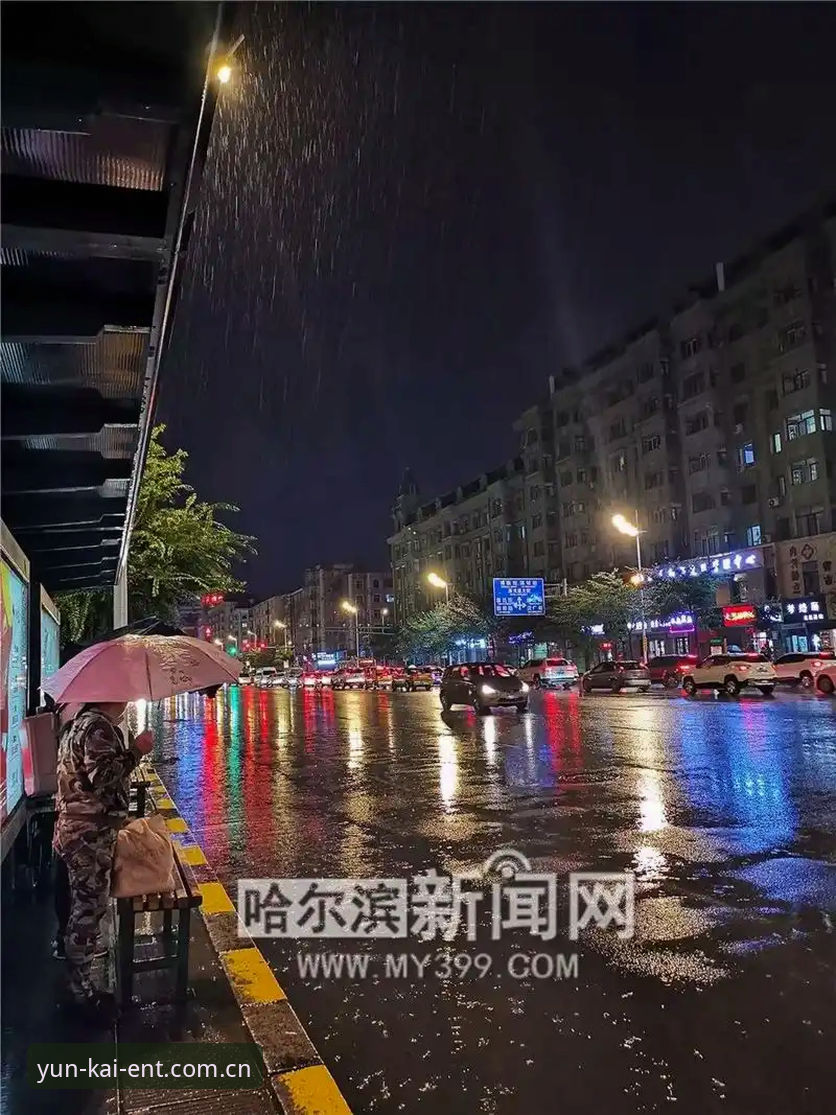 130公里/小时的狂风预警下，西班牙队依然选择踏进查塔努加的训练场。20分钟后，他们不得不离开——这不是怯懦，而是对规则最直接的尊重。2026年世界杯的举办地北美，正用一场又一场突如其来的雷暴，给所有参赛球队上了一堂关于"不确定性管理"的课。